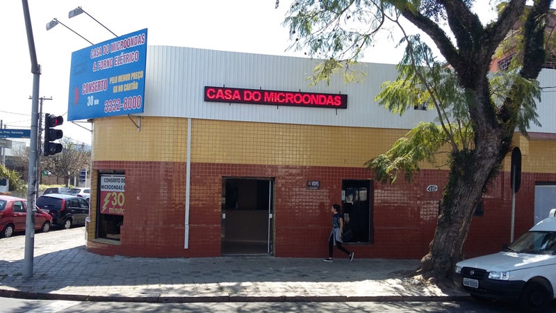 Fachada com letreiro luminoso