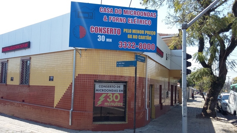Fachada principal da Casa do Micro-ondas com placa - Curitiba